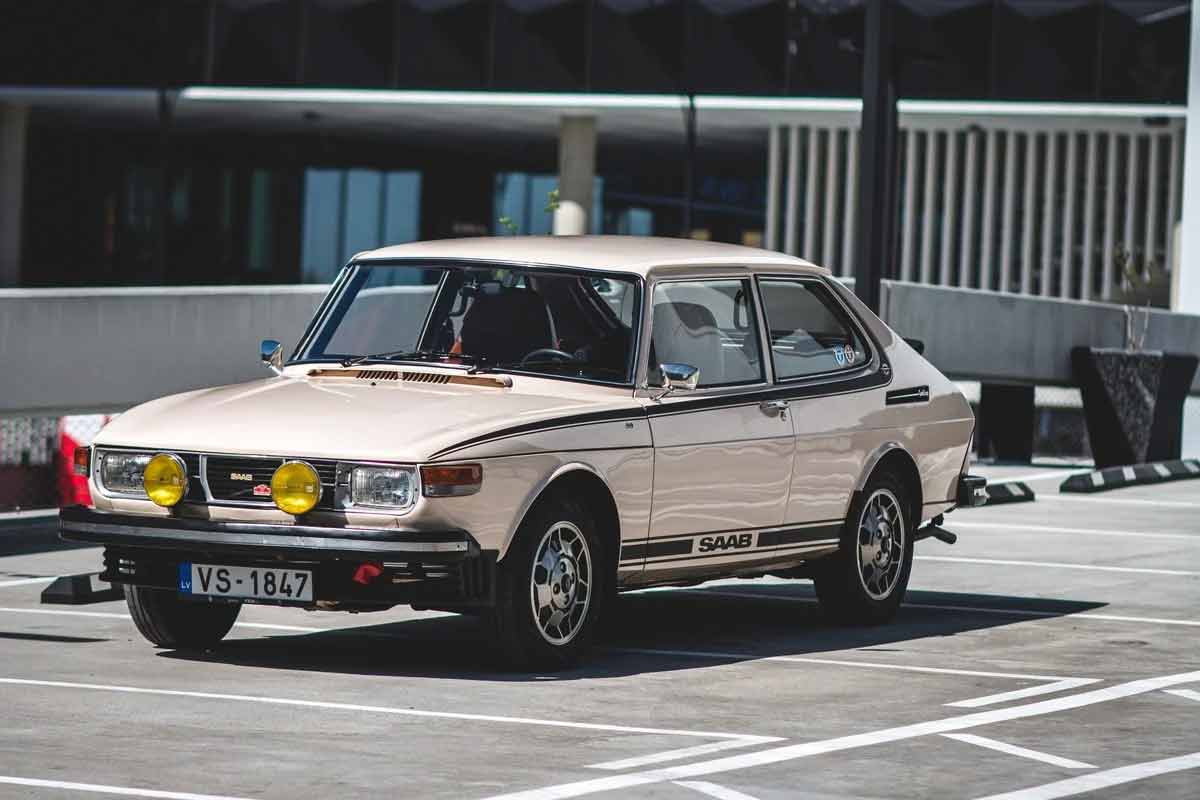 1975 SAAB 99 Combi Coupe Automatic for Sale – This meticulously restored classic in Riga, Latvia, features a rare automatic transmission, making it a unique find for Saab enthusiasts.