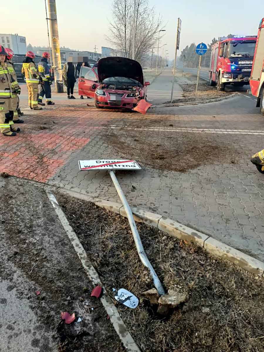 After veering off the road and rolling over, this Saab 9-5 Wagon came to rest back on its wheels, demonstrating its exceptional structural integrity. Despite the severe impact and damage to roadside infrastructure, all occupants survived without serious injuries—yet another testament to Saab’s legendary safety engineering.