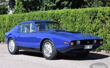 A beautifully restored 1972 Saab Sonett III, featured in the Bilweb Auctions. This classic sports car has undergone a meticulous 14-year restoration, blending Californian origins with Swedish craftsmanship.