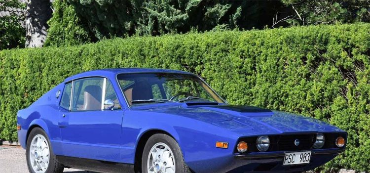 A beautifully restored 1972 Saab Sonett III, featured in the Bilweb Auctions. This classic sports car has undergone a meticulous 14-year restoration, blending Californian origins with Swedish craftsmanship.