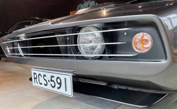 Close-up of the front grille and headlights of a 1973 Saab Sonett III, showcasing its distinctive design and well-maintained condition, featuring a Finnish registration plate.