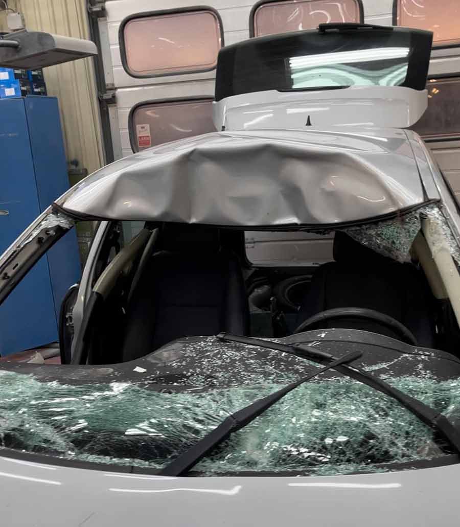 The devastating impact of a moose collision—while the roof structure absorbed the force, the Saab 9-3’s A-pillars held firm, preventing cabin intrusion and safeguarding occupants.