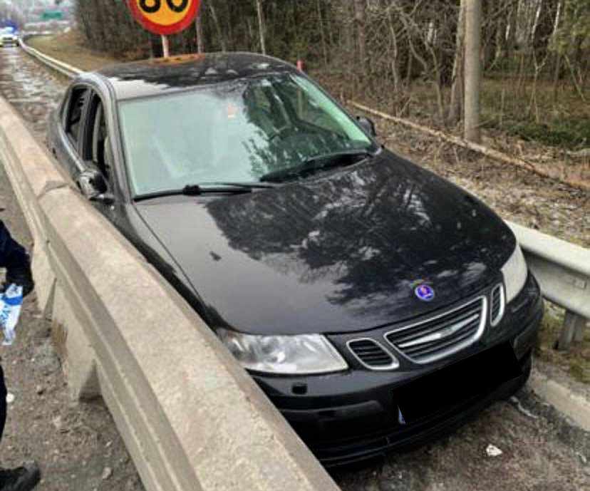 The fugitive could not go any further in his Saab, and could not even escape from the police by opening the door, but had to break the side window