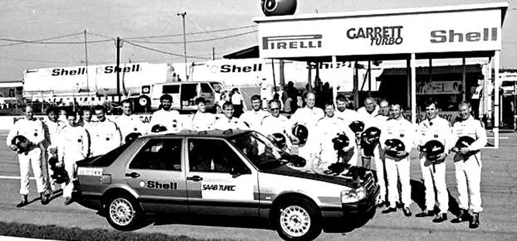 1986 Talladega Challenge: 25 drivers and one of the three Saab 9000 Turbo 16s that conquered 100,000km non-stop over 20 days at an average speed of 220km/h."