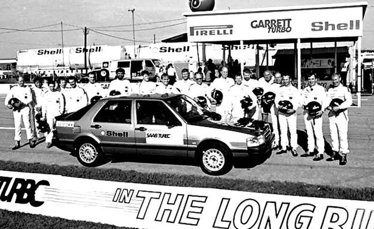 1986 Talladega Challenge: 25 drivers and one of the three Saab 9000 Turbo 16s that conquered 100,000km non-stop over 20 days at an average speed of 220km/h."