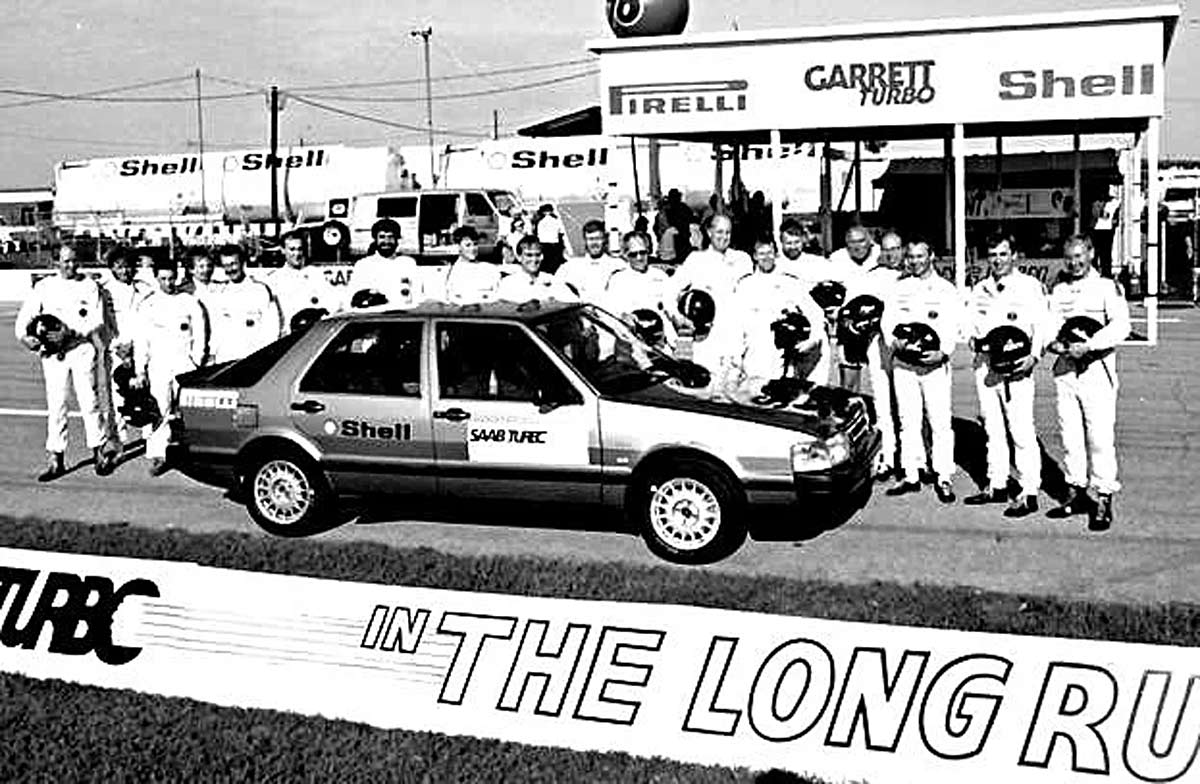 1986 Talladega Challenge: 25 drivers and one of the three Saab 9000 Turbo 16s that conquered 100,000km non-stop over 20 days at an average speed of 220km/h."