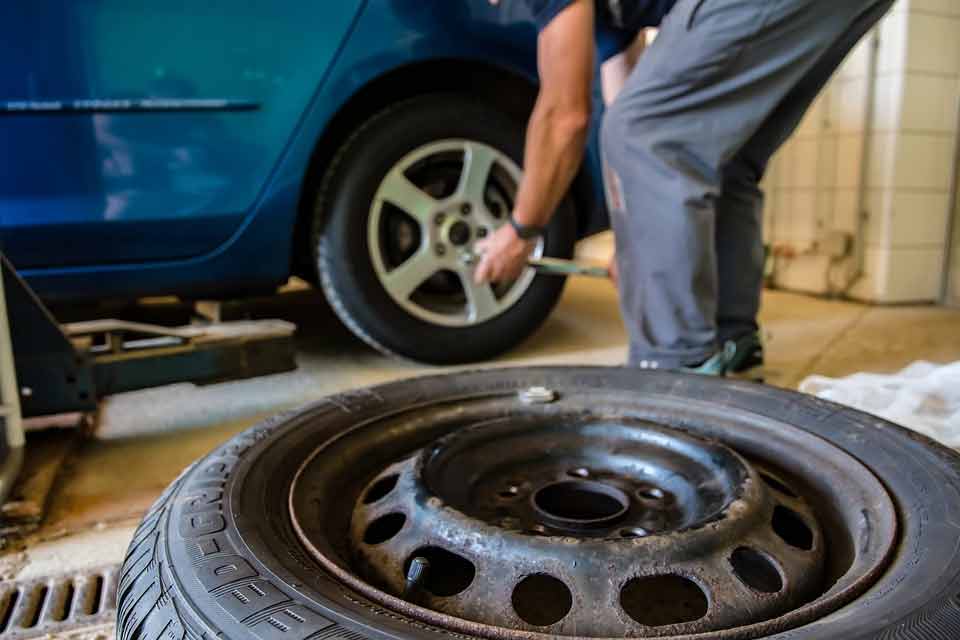 Good tire pressure and deactivated consumers reduce the thirst for fuel