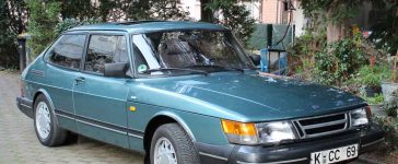 This 1989 Saab 900i 16V, in its distinctive Beryl Green Metallic, was stolen in the early hours of February 5, 2025, from an underground parking garage in Naumburg (Saale), Germany.