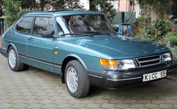 This 1989 Saab 900i 16V, in its distinctive Beryl Green Metallic, was stolen in the early hours of February 5, 2025, from an underground parking garage in Naumburg (Saale), Germany.