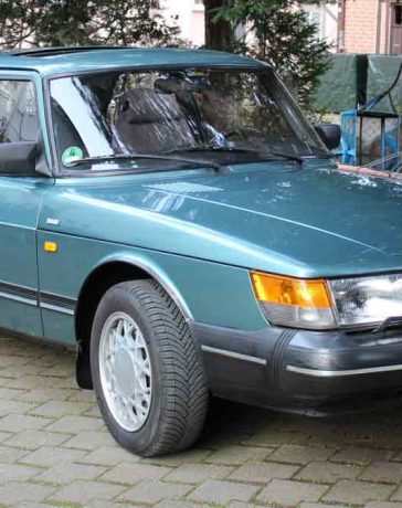 This 1989 Saab 900i 16V, in its distinctive Beryl Green Metallic, was stolen in the early hours of February 5, 2025, from an underground parking garage in Naumburg (Saale), Germany.