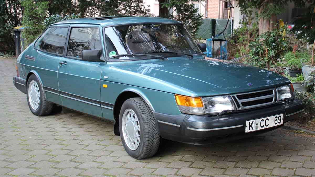 This 1989 Saab 900i 16V, in its distinctive Beryl Green Metallic, was stolen in the early hours of February 5, 2025, from an underground parking garage in Naumburg (Saale), Germany.