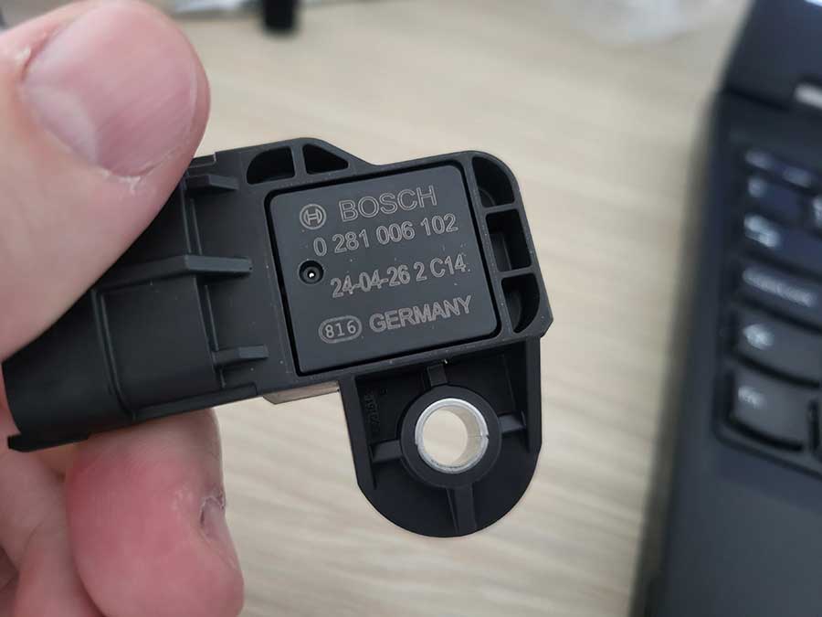 If the MAP sensor is heavily clogged and cleaning proves ineffective, consider replacing it. New MAP sensors for Saab TTiD engines are relatively affordable, costing around €20, making replacement a simple and cost-effective solution.