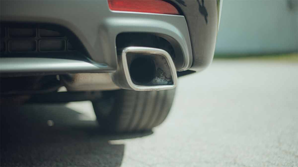 Distinctive Style: The Saab 9-3 Turbo X's Rhombus-shaped Exhaust Tailpipes Add a Touch of Aggression and Uniqueness to its Design