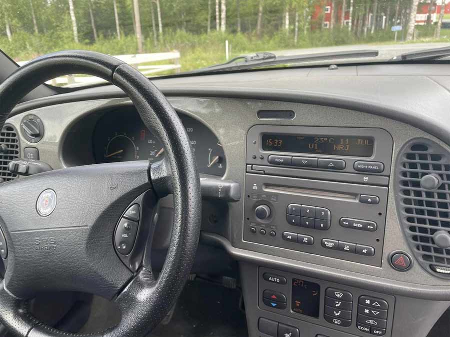 Seamless Integration of Viggen Excellence: Upgraded Center Console Transforms the Interior of the Saab 9-3 OG Convertible