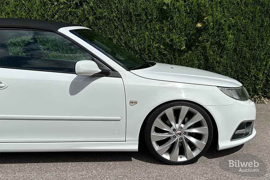 The VW CC wheels complement this Saab perfectly, reminiscent of Saab's Turbine wheel design, enhancing its sporty look.